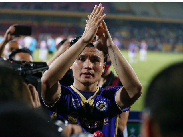Quang Hải bật khóc chia tay fan Hà Nội trong trận cuối đá ở Hàng Đẫy