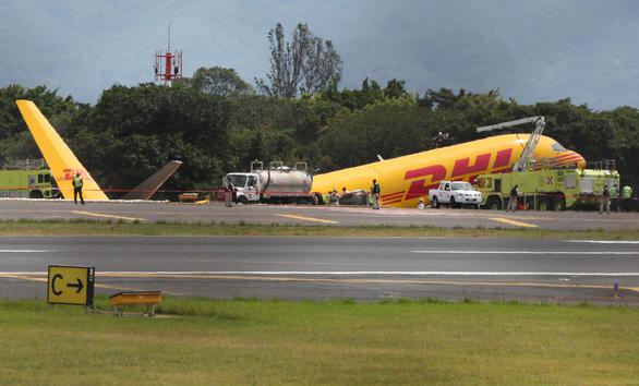 Hiện trường máy bay chở hàng Boeing 757-200 bị gãy đôi tại sân bay quốc tế Juan Santamaria ngày 7-4. Ảnh: Reuters