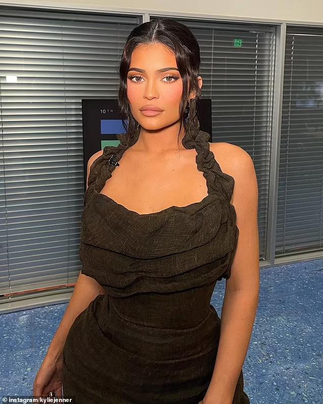 Siêu mẫu Kylie Jenner thích khoe những món đồ yêu thích của mình với người hâm mộ