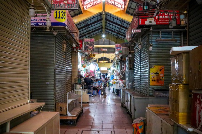 Nhiều sạp hàng san sát nhau đóng cửa hàng loạt tại chợ Bến Thành