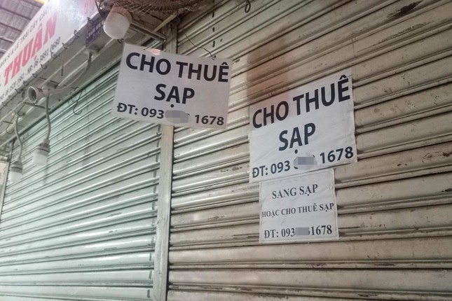 Nhiều sạp hàng còn treo bảng cho thuê trước cửa sạp