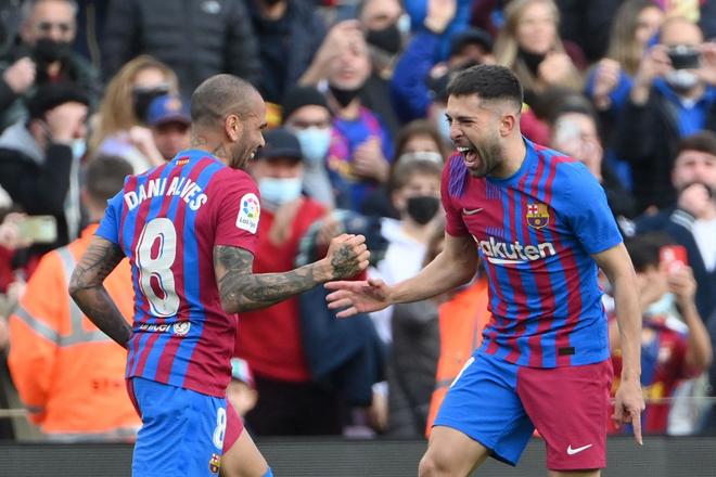 Dani Alves và Jordi Alba vẫn đang có phong độ tốt dưới thời HLV Xavi Hernandez. Ảnh: Getty Images