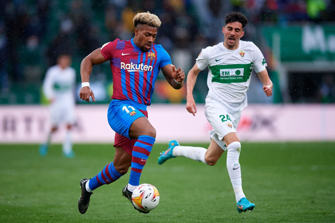 Adama Traore được HLV Xavi sử dụng hiệu quả trong sơ đồ 4-3-3. Ảnh: Getty Images