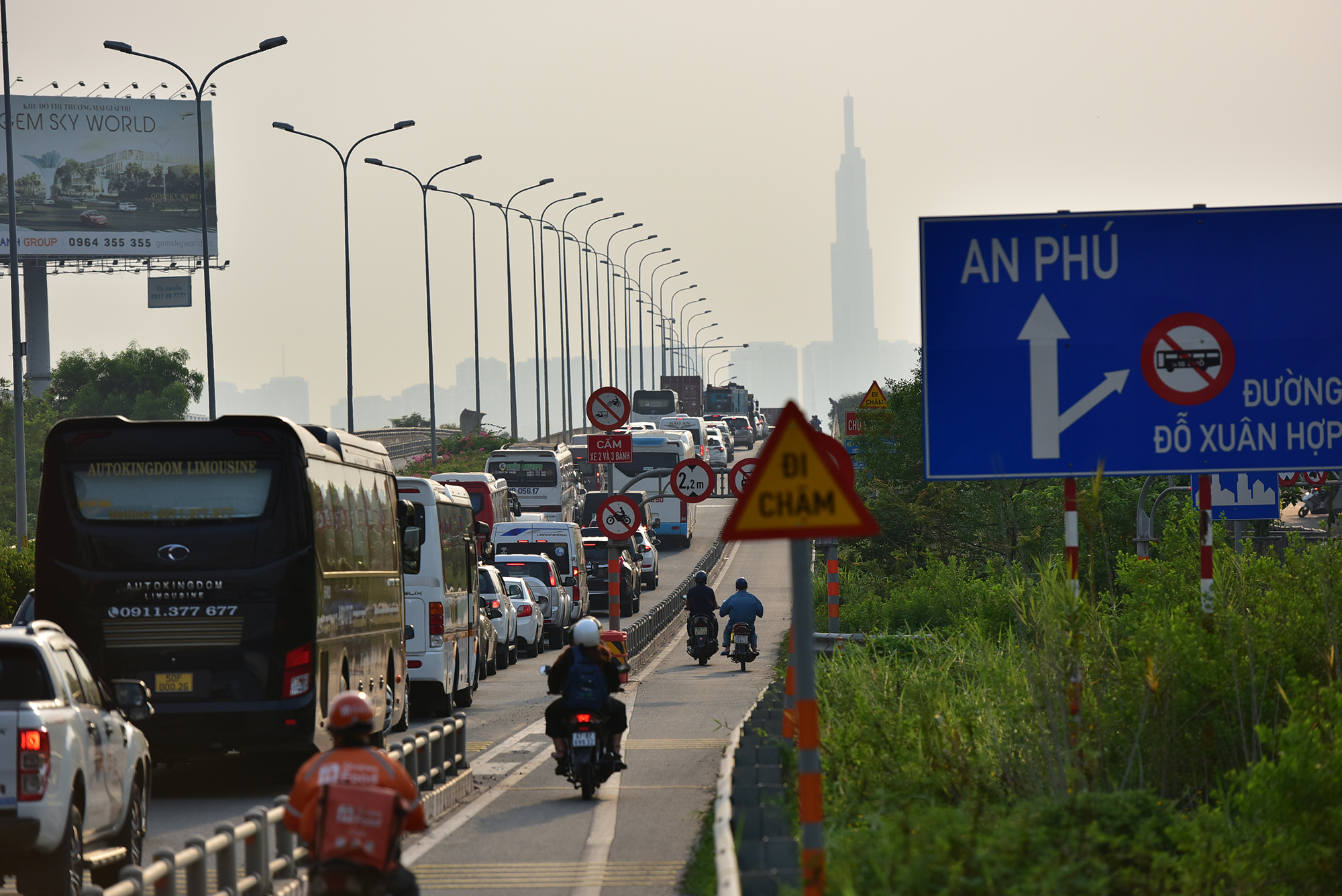 Từ 16h chiều 8/4, hàng nghìn phương tiện từ các tỉnh thành đổ về TP.HCM, xếp hàng dài trên cao tốc TP.HCM - Long Thành – Dầu Giây đoạn qua TP Thủ Đức.