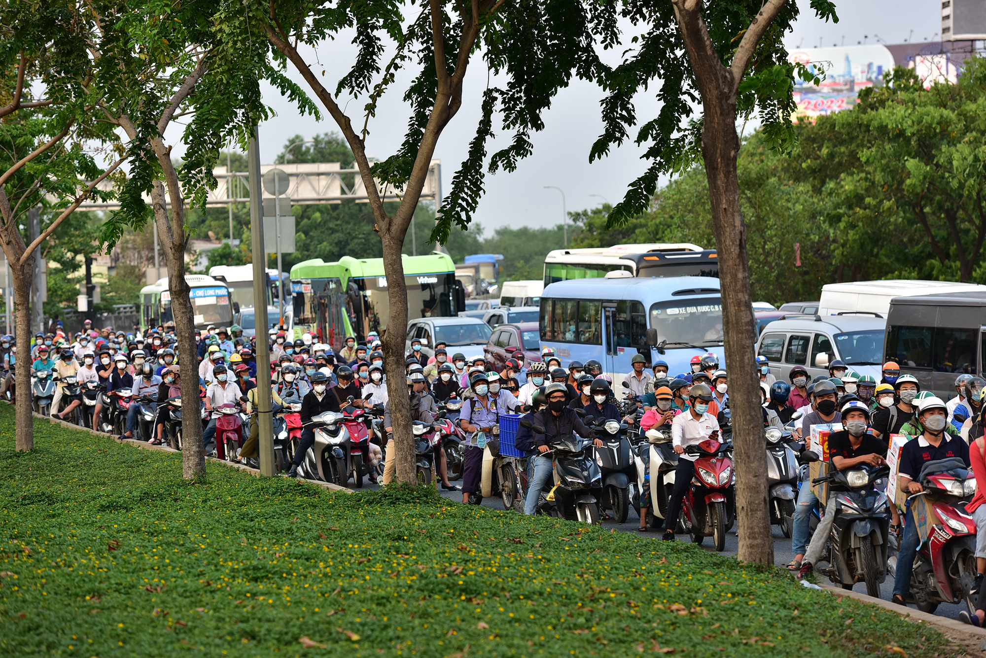 Đến 18h30, hàng nghìn ôtô vẫn bị chôn chân kéo dài từ nút giao đường Vành đai 2 trên cao tốc hướng về trung tâm TP.HCM.