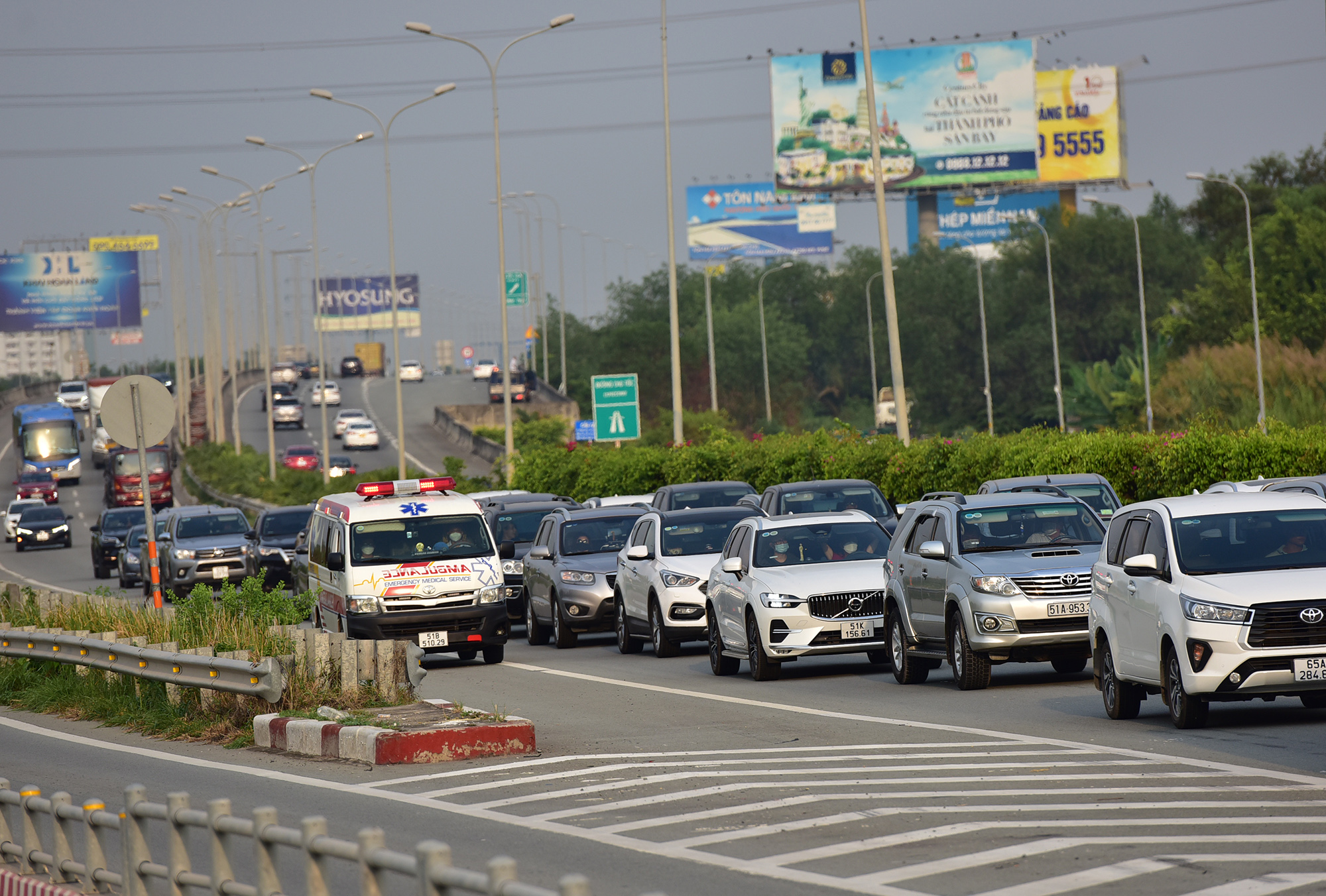 Dòng xe nhích từng chút một kéo dài gần 4km trên tuyến cao tốc này từ nút giao thông An Phú qua nút giao đường Vành đai 2. Các phương tiện lưu thông từ Đồng Nai sau khi vào địa bàn TP.HCM trên cao tốc đều phải dừng lại khi tới cầu vượt nút giao đường Vành đai 2.