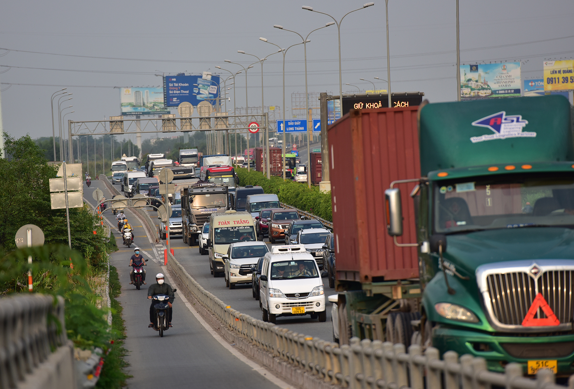 Cửa ngõ phía đông vào trung tâm thành phố bị ùn tắc nhiều giờ trong ngày làm việc cuối cùng trước&nbsp;kỳ nghỉ lễ dịp Giỗ Tổ Hùng Vương.