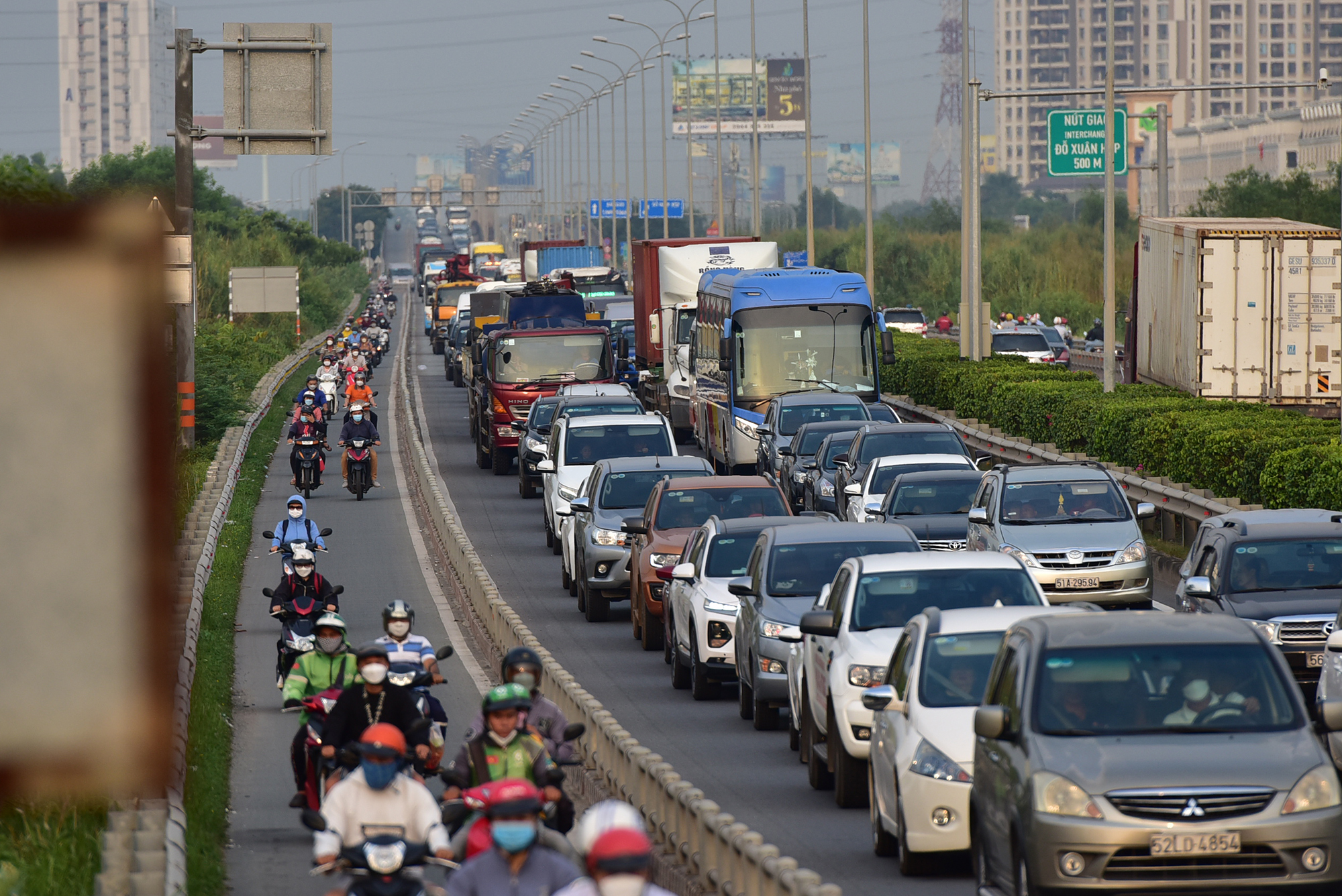 Ô tô, xe máy &#34;chôn chân&#34; hàng km trên cao tốc về TP.HCM trước dịp nghỉ lễ - 5