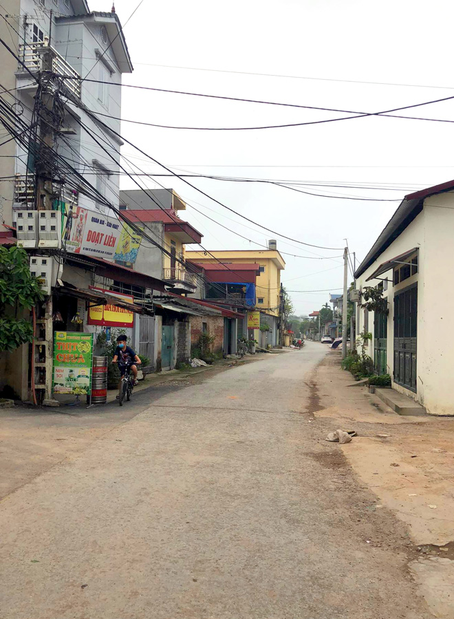 Đường làng Trinh Tiết ngày nay đã được trải nhựa, bê tông phẳng lì