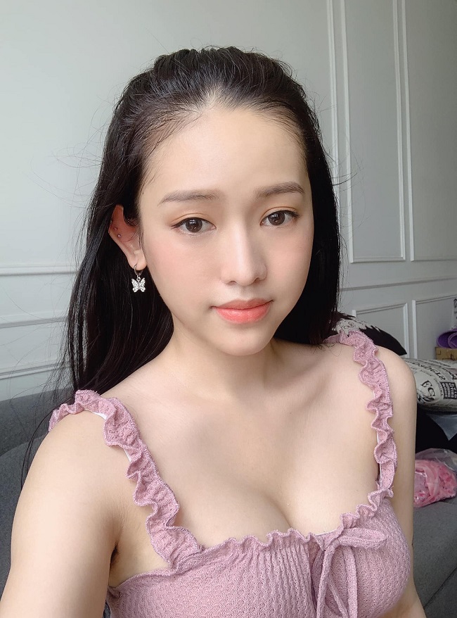 Chiếc váy hai dây trễ nải khiến hot girl miền Tây lộ miếng dán ngực.&nbsp;
