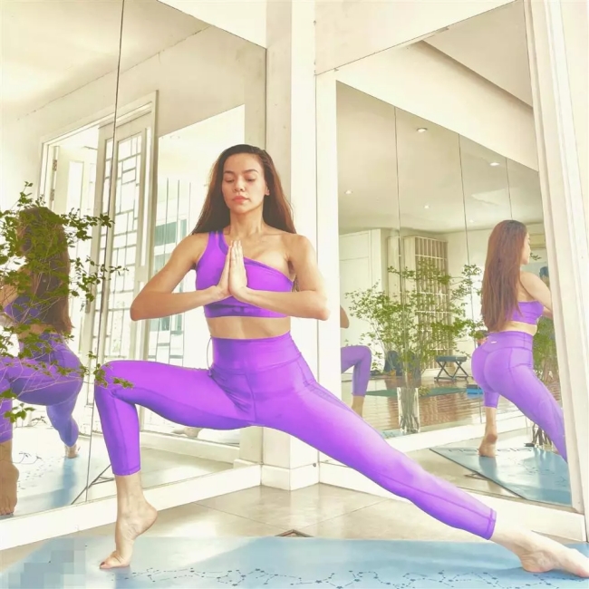 Hồ Ngọc Hà cũng từng nhận được nhiều chú ý khi khoe ảnh tập yoga điêu luyện sau hơn 7 tháng sinh cặp đôi Lisa và Leon. Trong ảnh, có thể thấy phần bụng của Hồ Ngọc Hà phẳng lỳ cùng vòng 3 nở nang. Tuy nhiên, nhiều người tinh ý phát hiện ra hình dáng của cô khi phản chiếu qua gương không quá nuột nà. Từ đó một số dân mạng nghi ngờ Hồ Ngọc Hà can thiệp photoshop.
