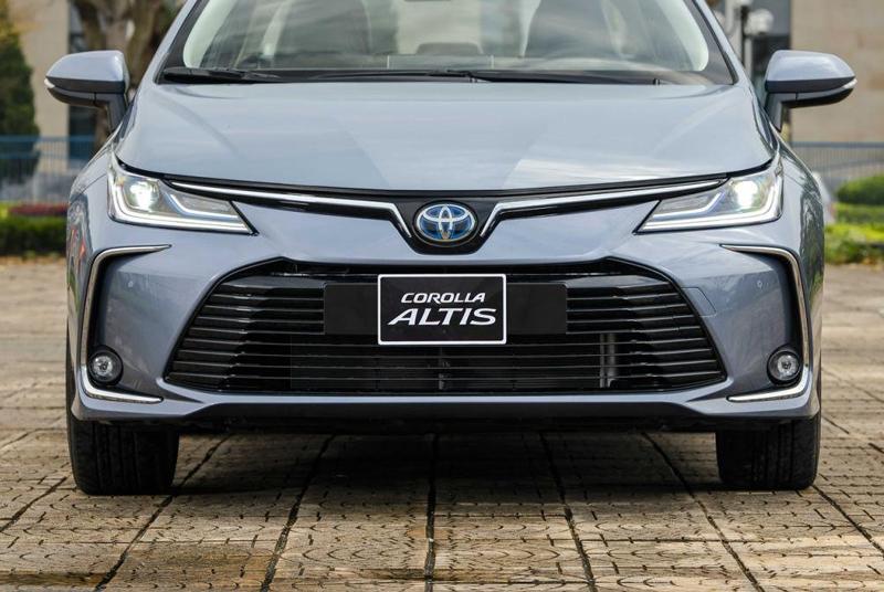 Mặt calang của Corolla Altis có thiết kế rộng hơn vuốt dài sang hai bên