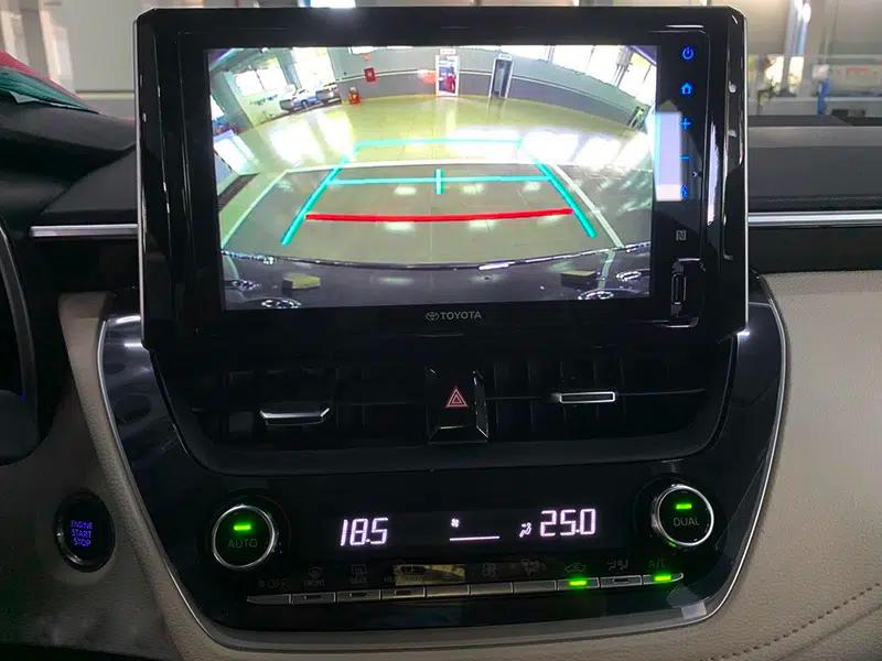 Màn hình giải trí tích hợp camera lùi trên xe Corolla Altis