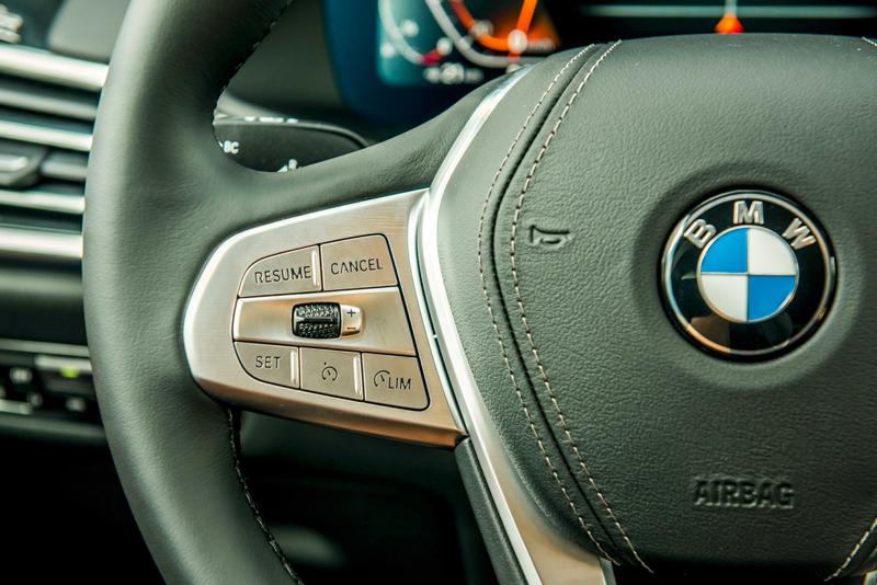 Vô lăng BMW X7 được bọc da cao cấp, tích hợp các phím chức năng hỗ trợ người lái