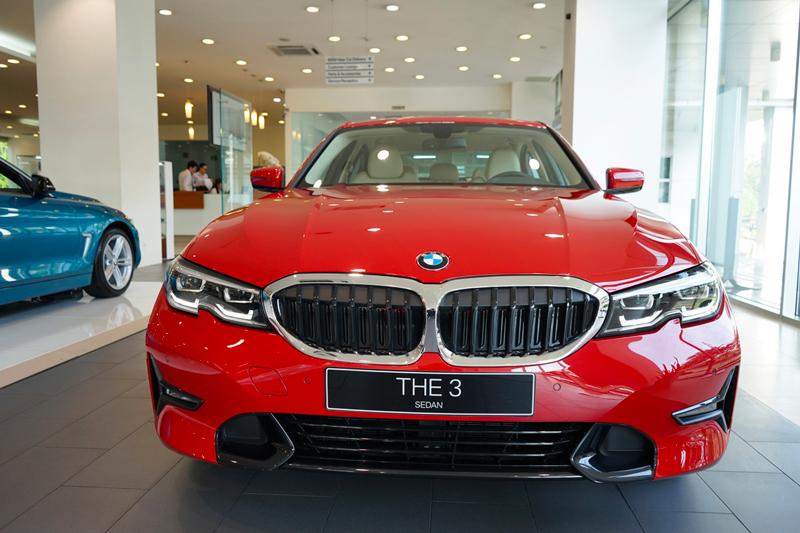 Phần đầu xe BMW 3 series với kiểu dáng thể thao