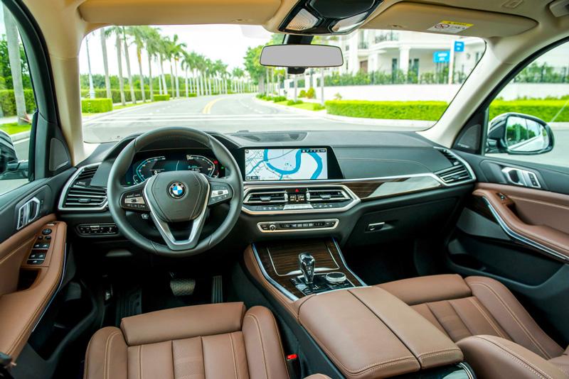 Khoang lái của BMW X5 được bố trí các chi tiết hướng đến người lái