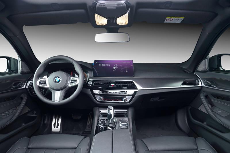 Khoang nội thất xe BMW 5 series được bọc da Dakota kết hợp cùng ốp nội thất kim loại