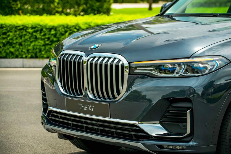 Đầu xe BMW X7 với điểm nhấn là mặt calang và cụm đèn pha hiện đại