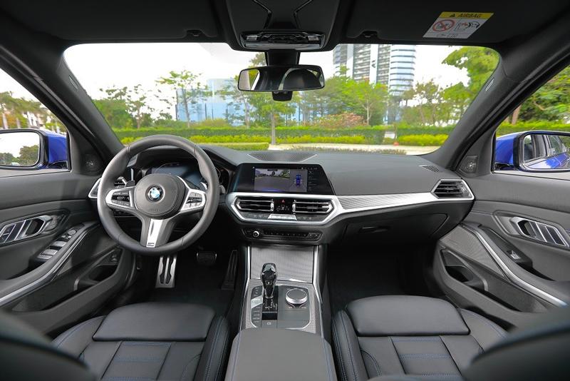 Khoang lái sang trọng của chiếc BMW 3 series