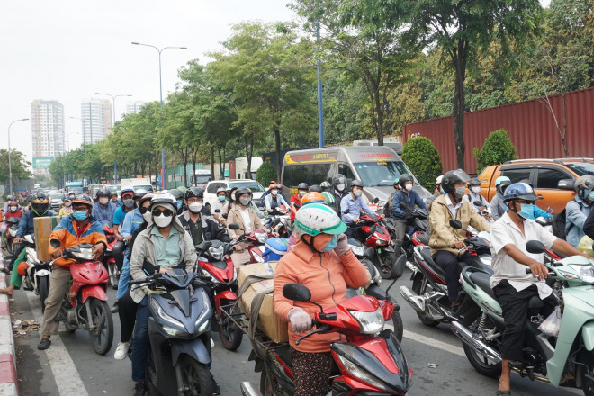 Nút giao thông An Phú kẹt cứng, người dân phải nhích từng chút mới di chuyển được