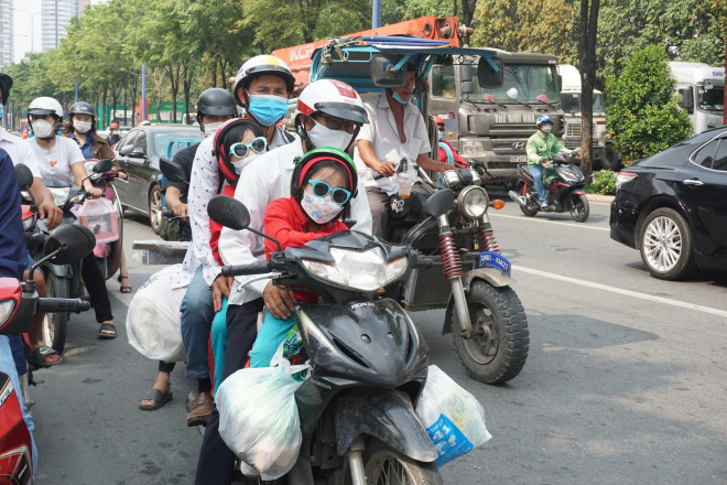 Ngay từ sớm, tại các tuyến đường như: Xa lộ Hà Nội, Mai Chí Thọ, Bạch Đằng, Xô Viết Nghệ Tĩnh, Phạm Văn Đồng có sự xuất hiện của lực lượng chức năng điều tiết giao thông.