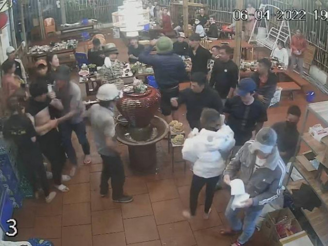 Giang hồ hành hung, buộc nhân viên nhà hàng đứng xếp hàng để đánh