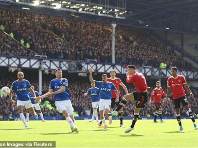 Video bóng đá Everton - MU: Ronaldo nỗ lực, khoảnh khắc choáng váng (Vòng 32 Ngoại hạng Anh)