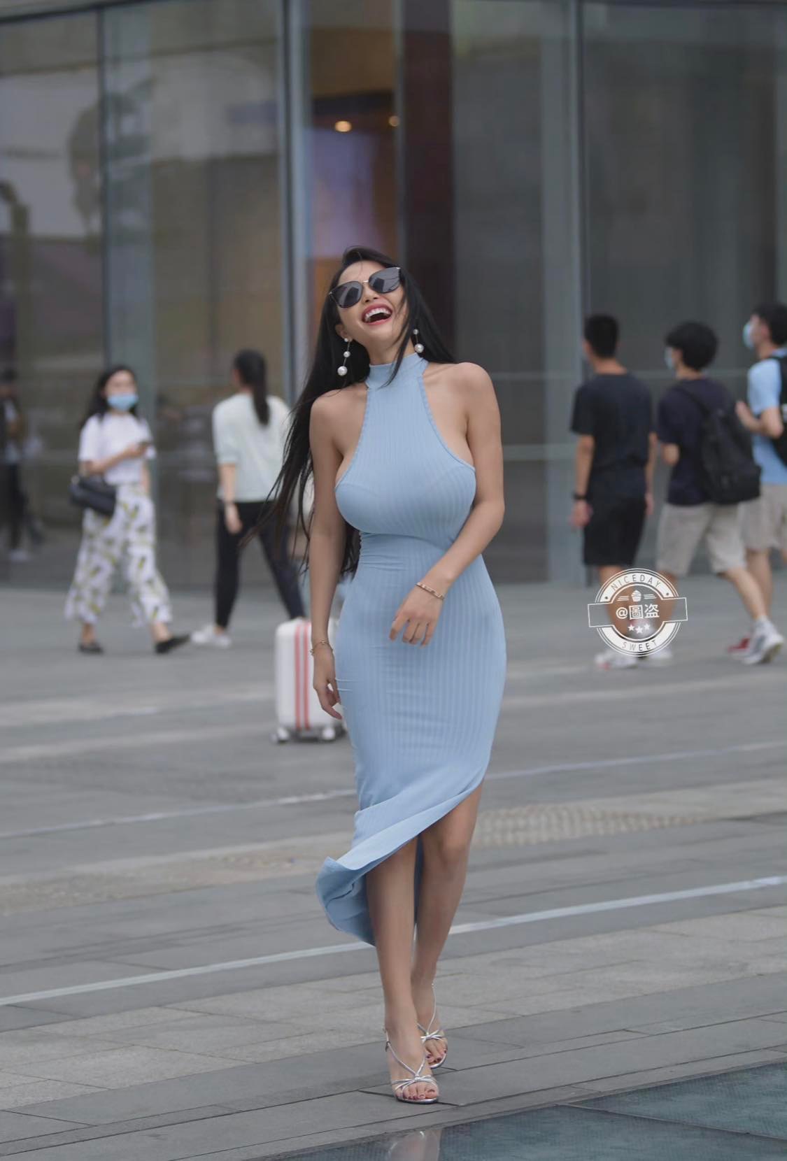 Váy bodycon ôm sát cơ thể không phải là trang phục hoàn hảo dành cho những cô gái có vòng 1 lớn.