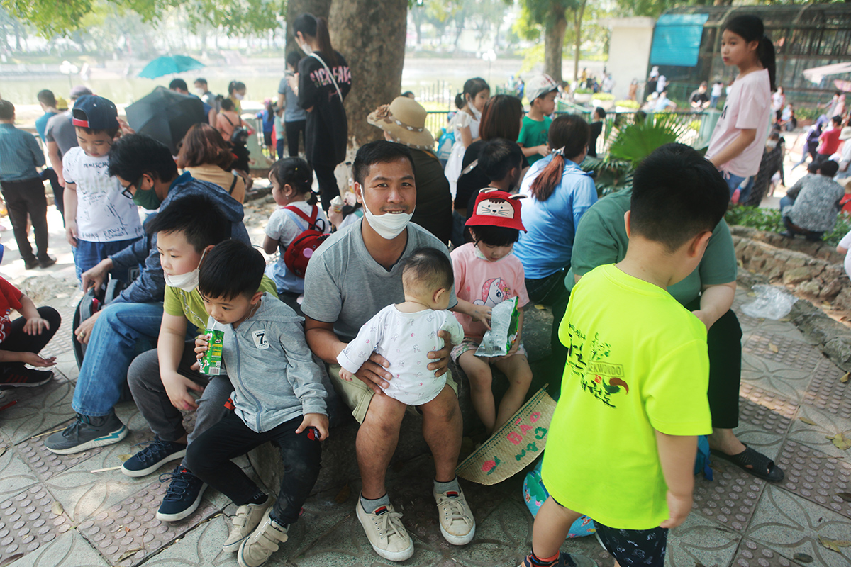 Từng đoàn người chọn nơi râm mát, nghỉ ngơi, ăn uống.