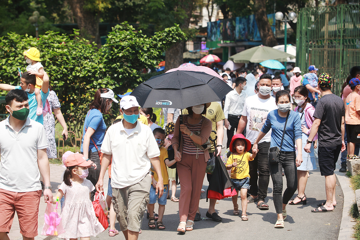 Thời tiết Hà Nội dịp này khá oi bức. Nhiều gia đình ở Thủ đô và các vùng lân cận thay vì đi du lịch xa đã chọn một chuyến đi chơi trong nội thành Hà Nội