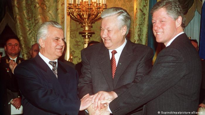 Từ trái sang phải, Tổng thống Mỹ Bill Clinton, Tổng thống Nga Boris Yeltsin và Tổng thống Ukraine Leonid Kravchuk bắt tay nhau vào năm 1994 sau khi ký thỏa thuận giải trừ vũ khí hạt nhân ở Ukraine (ảnh: DW)