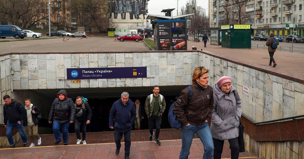 Người dân Kiev đã có thể sử dụng tàu điện ngầm (ảnh: NY Times)