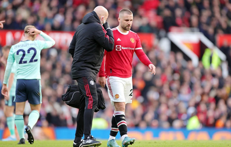 Luke Shaw sẽ vắng mặt 2-3 tuần tới do cần thời gian hồi phục khi sắp lên bàn mổ chấn thương bắp chân