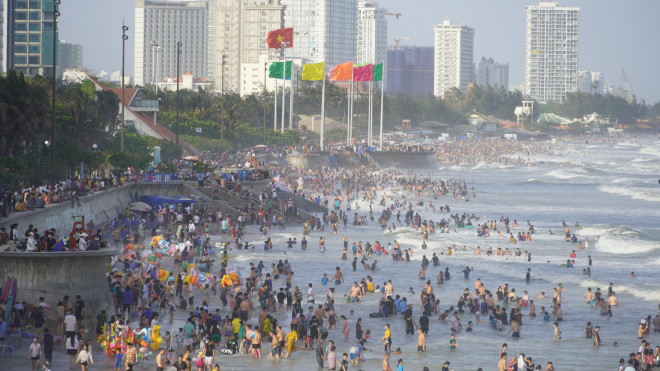 Bãi biển Vũng Tàu đông đúc người tắm trong kỳ nghỉ lễ