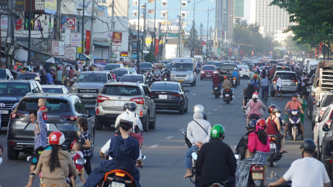 Nhiều tuyến đường các phương tiện phải di chuyển chậm do lượng khách đông