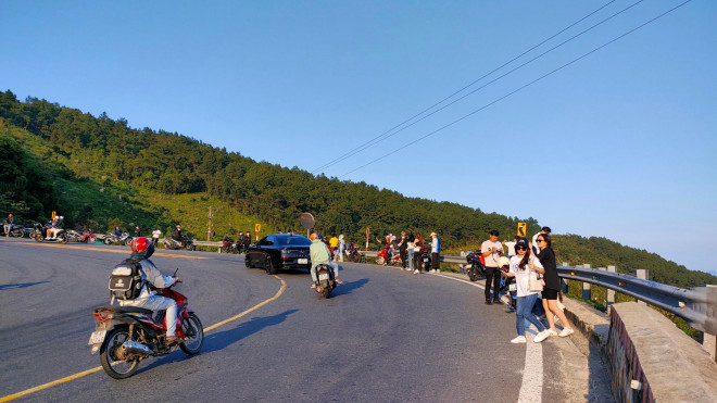 Đường đèo Hải Vân có chiều dài 20km nối liền tỉnh Thừa Thiên Huế và Đà Nẵng. Đây là đoạn đường đèo dốc quanh co với nhiều khúc cua nguy hiểm và cũng là cung đường dành cho các loại xe có trọng tải lớn như xe container quá khổ, xe bồn chở xăng dầu, khí đốt... thường xuyên lưu thông. Ảnh: Phạm Uyên.