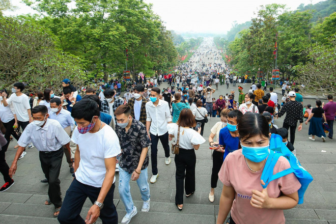 Sau khi lãnh đạo Đảng, Nhà nước dâng hương, Ban tổ chức đã cho người dân lên dâng hương