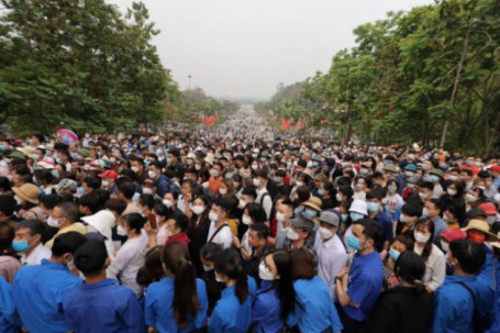 Clip: Hàng trăm ngàn người dân đổ về Đền Hùng