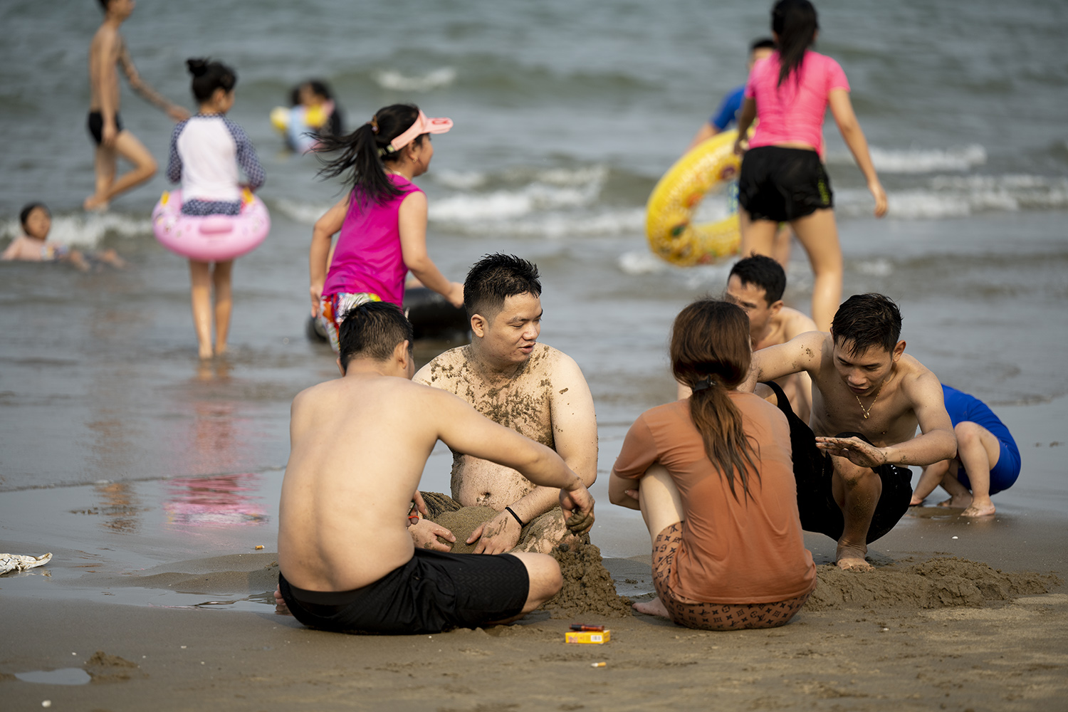 "Sau gần 2 năm, hôm nay gia đình tôi mới về lại với biển, cảm giác vô cùng thích thú. Biển Cửa Lò là nơi mà gia đình tôi thường xuyên lui tới từ trước tới nay, vì biển ở đây thoải và rất sạch sẽ ", anh Phi Hùng đến từ Hà Nội chia sẻ.