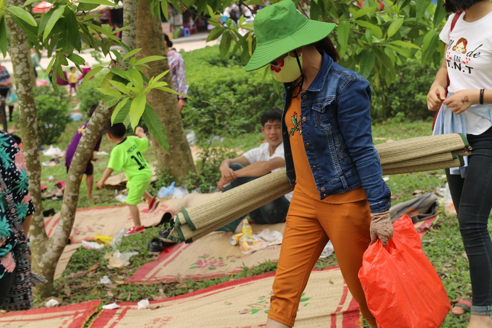 Trong hai ngày hội chính, tiểu thương ở đây có thể cho thuê chiếu hàng nghìn lượt, thu về tiền triệu mỗi ngày.