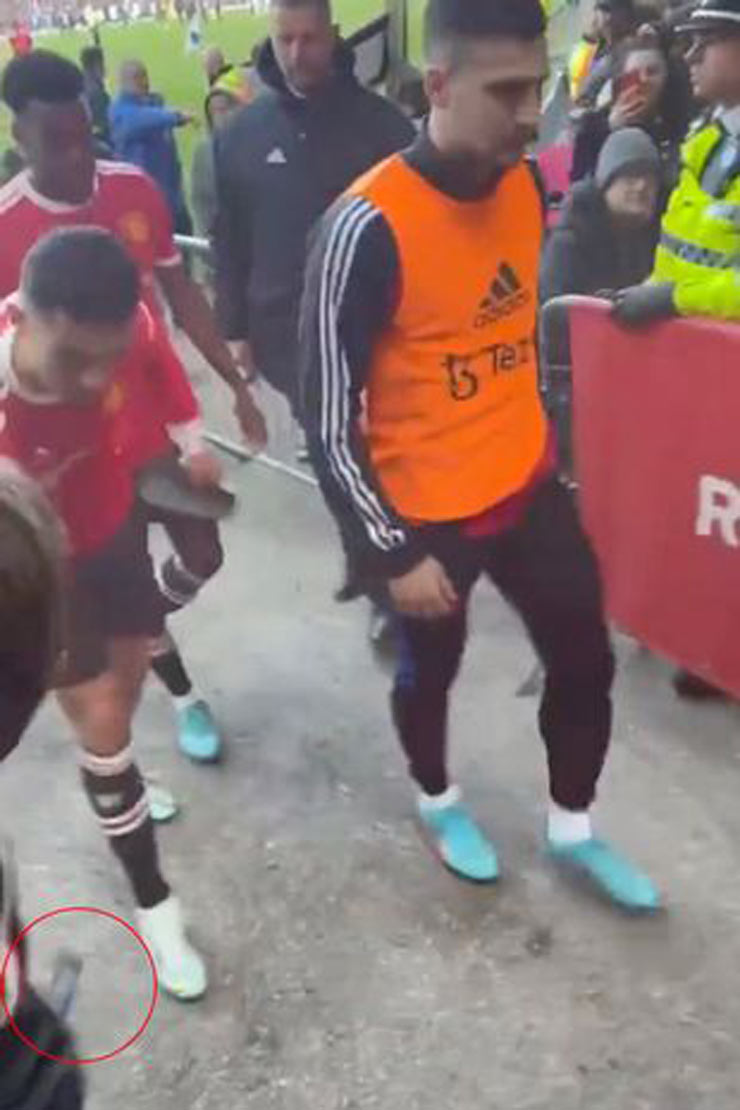 Lộ hình ảnh và video clip Ronaldo đập vỡ điện thoại di động của một CĐV nhí khi đi vào đường hầm sân Goodison Park
