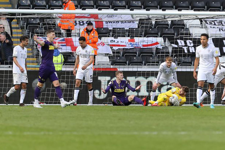 Derby County đòi phạt đền cuối trận nhưng bất thành và để thua Swansea City 1-2