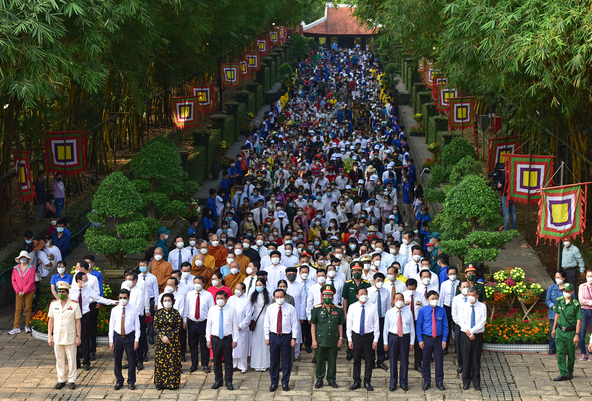 Đoàn đại biểu tham dự do Bí thư Thành uỷ TP.HCM Nguyễn Văn Nên dẫn đầu, cùng lãnh đạo TP.HCM, TP Thủ Đức dâng hương tại Lễ giỗ Tổ Hùng Vương.