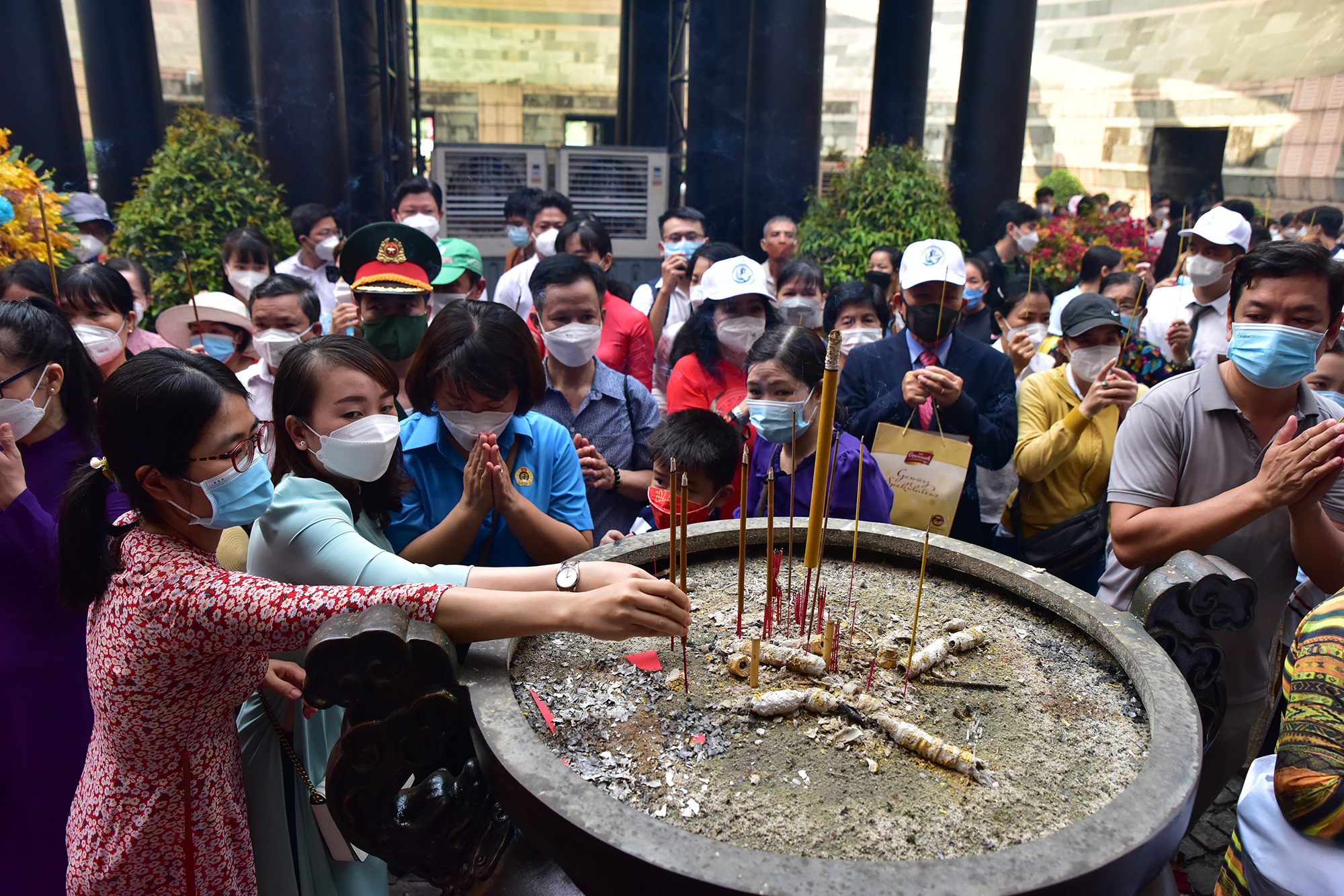 Sau nghi thức lễ cúng Quốc Tổ Hùng Vương, người dân xếp hàng tại khu vực tiểu đình, lần lượt vào dâng lễ, thắp hương, tưởng niệm các Vua Hùng trong ngày giổ Tổ.