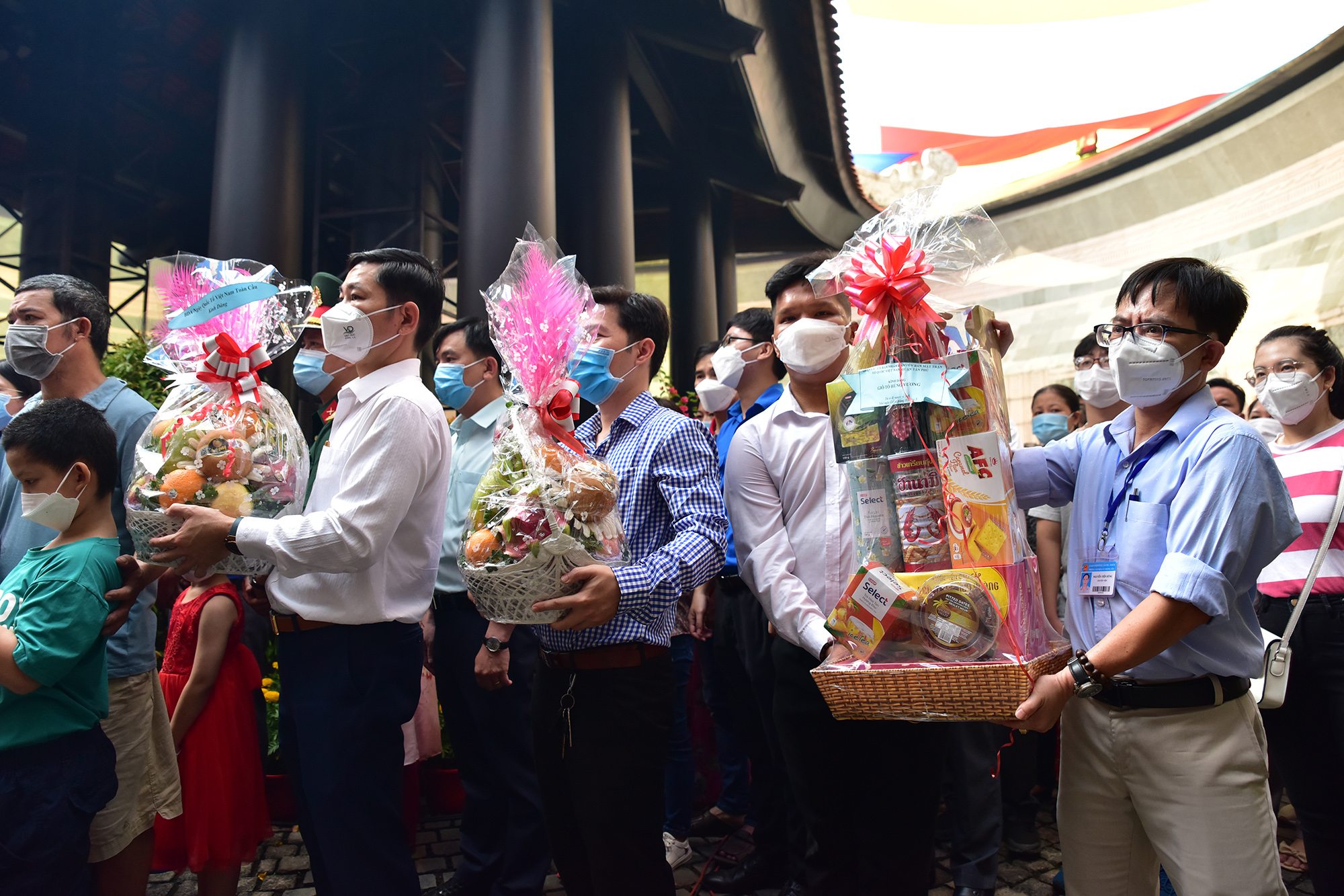 Nhiều đoàn, cá nhân mang theo lễ vật như bánh, trái cây, bánh chưng…thành kính dâng lên bàn thờ Vua Hùng.