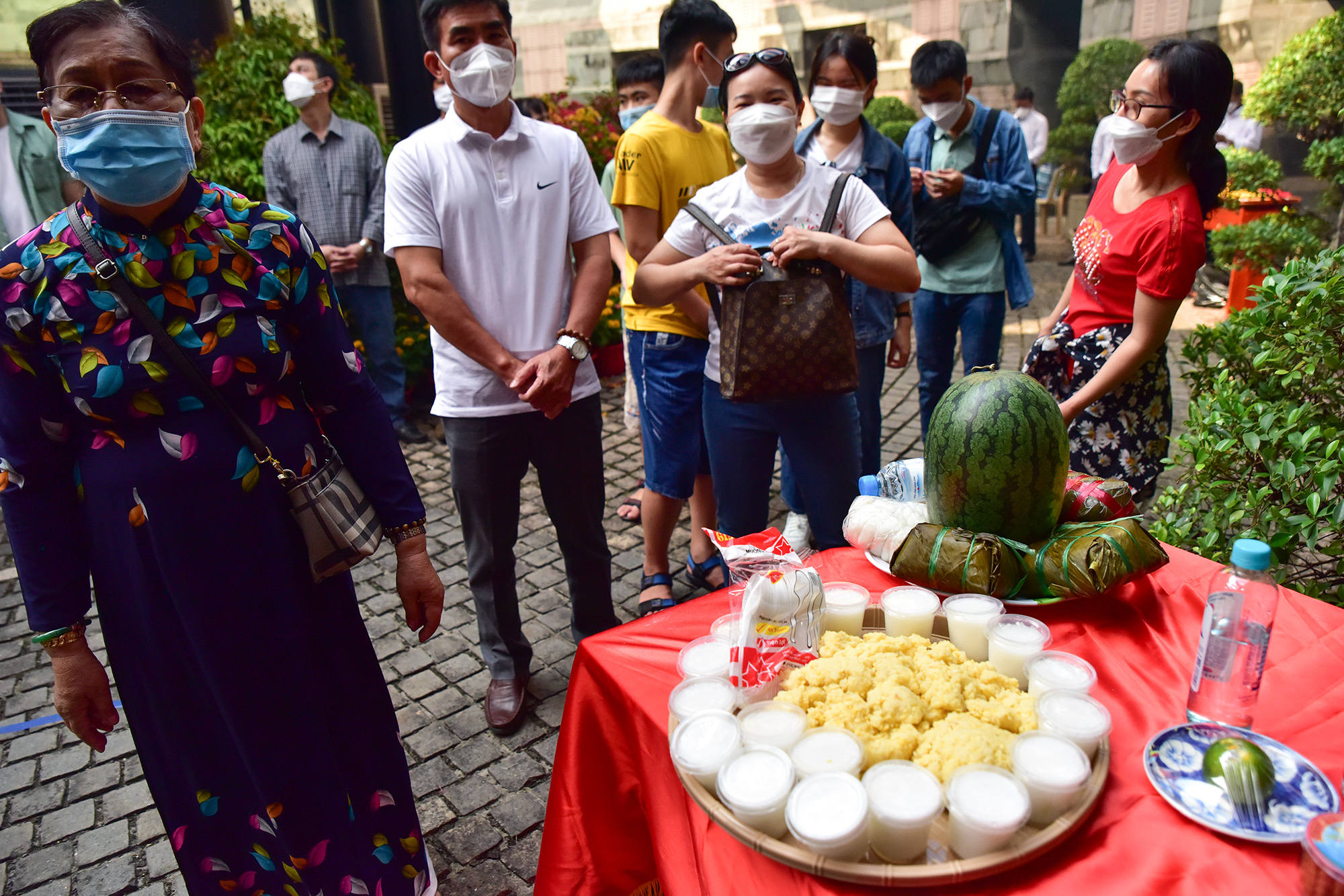 Một số nhóm chuẩn bị đồ lễ khá công phu, đầy đủ như mâm xôi chè, mâm bánh chưng, bánh giầy, giò trái cây...