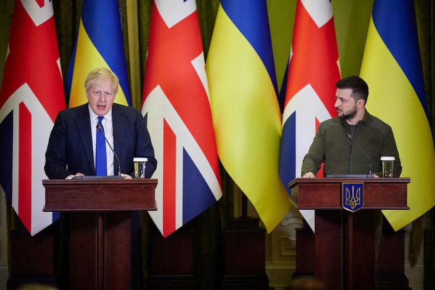 Thủ tướng Anh Boris Johnson (trái) và Tổng thống Ukraine - ông Volodymyr Zelensky họp báo sau cuộc gặp tại Kiev ngày 9-4. Ảnh: REUTERS.