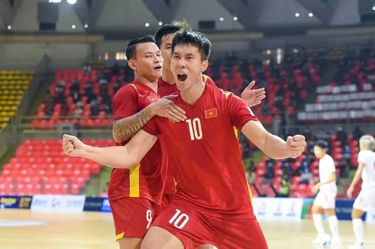 Tuyển futsal Việt Nam thắng nghẹt thở trên chấm luân lưu