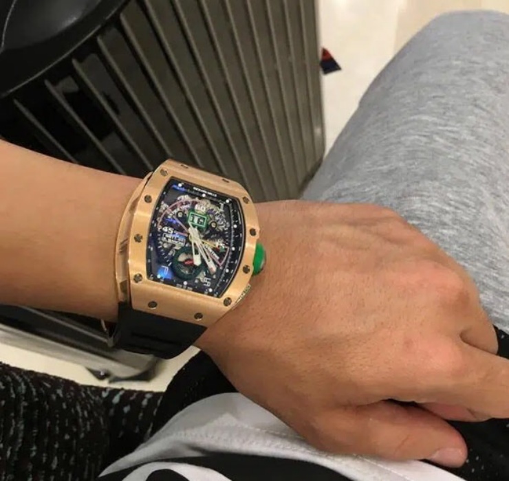 Trong số đó phải kể đến chiếc đồng hồ phiên bản giới hạn Richard Mille Dragon Jackie Chan Tourbillon có giá 23 tỷ đồng.
