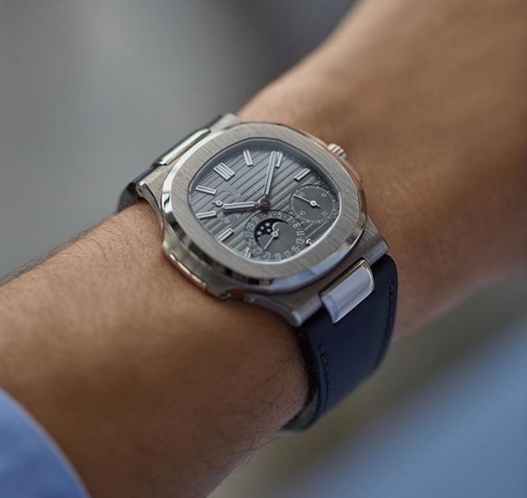 “Cỗ máy thời gian” của Matt Liu thuộc bộ sưu tập trứ danh của Patek Philippe – Nautilus. Cụ thể, đây là chiếc Nautilus 5712G được chế tác từ vàng trắng đắt đỏ.&nbsp;
